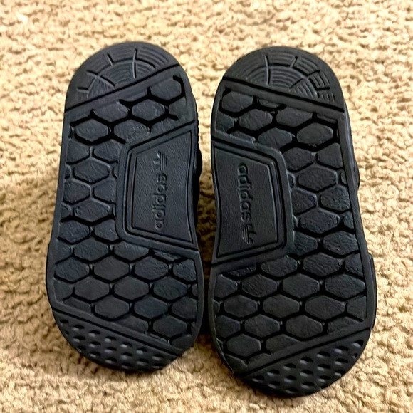 Toddler Adidas size 6C only worn a handful of times still like new - Picture 2 of 3